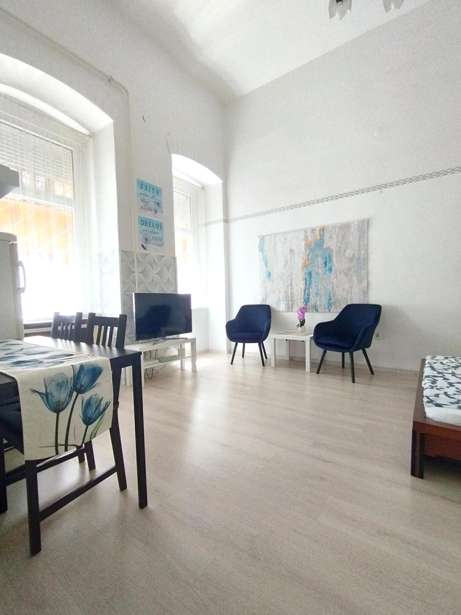 Free Parking Garage! Downtown Apartment Close To New York Cafe Будапеща Екстериор снимка